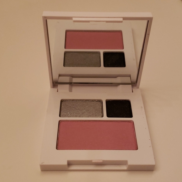 Clinique Other - 🎉HP🎉Clinique Eyeshadow blush combo